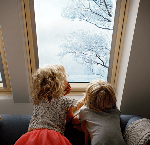 Dzieci patrzące przez okno